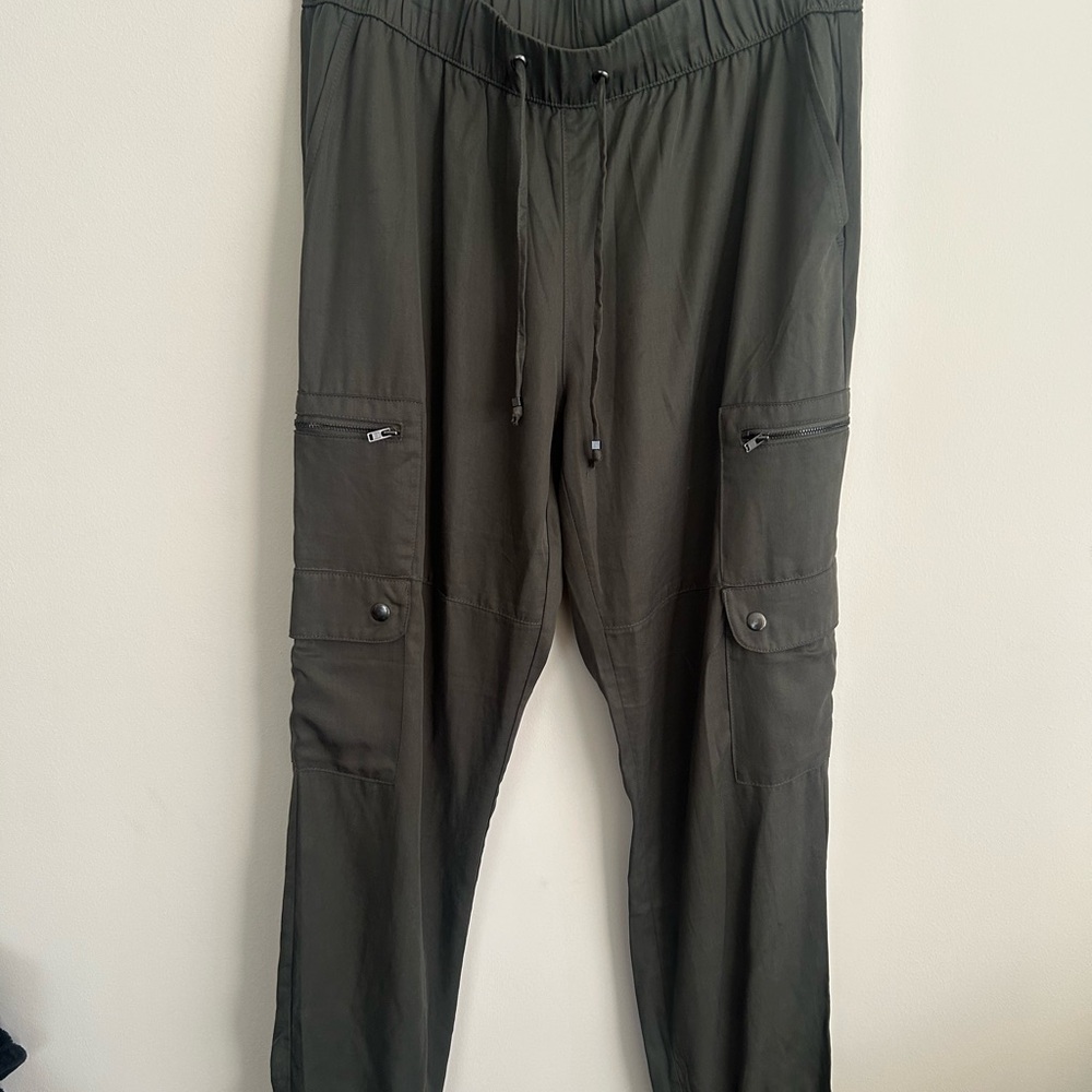 Banana Republic Women’s M Olive Green Cargo Joggers Pants with Elastic Waistband